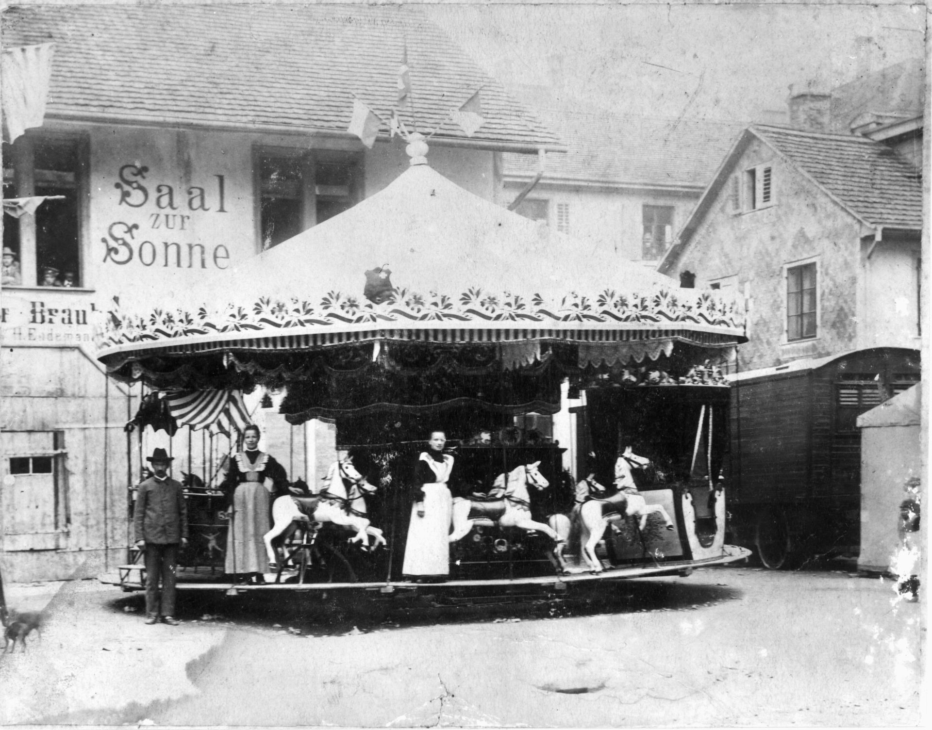 Wirtschaftsgebäude mit Tanzssal und Stallungen